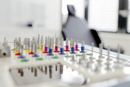 Leistungen der Praxis für Mund-, Kiefer- und Gesichtschirurgie sind u.a. Implantologie